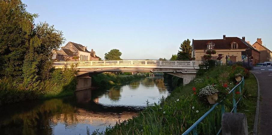 Aux 10 Ponts - Gîte aux abords du fleuve La Somme - La mer à 30 min - La nuit pour 6 voyageurs Extérieur photo